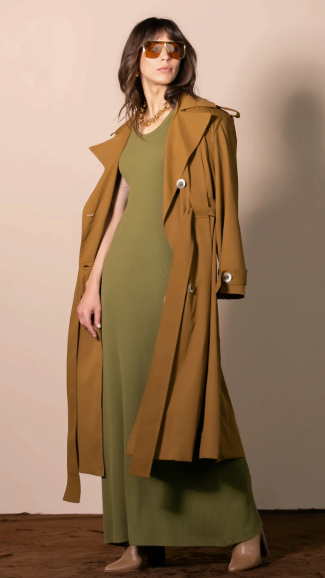 Trench Coat Pregas Passantes Largos e Recorte Sobreposto nas Costas Camel